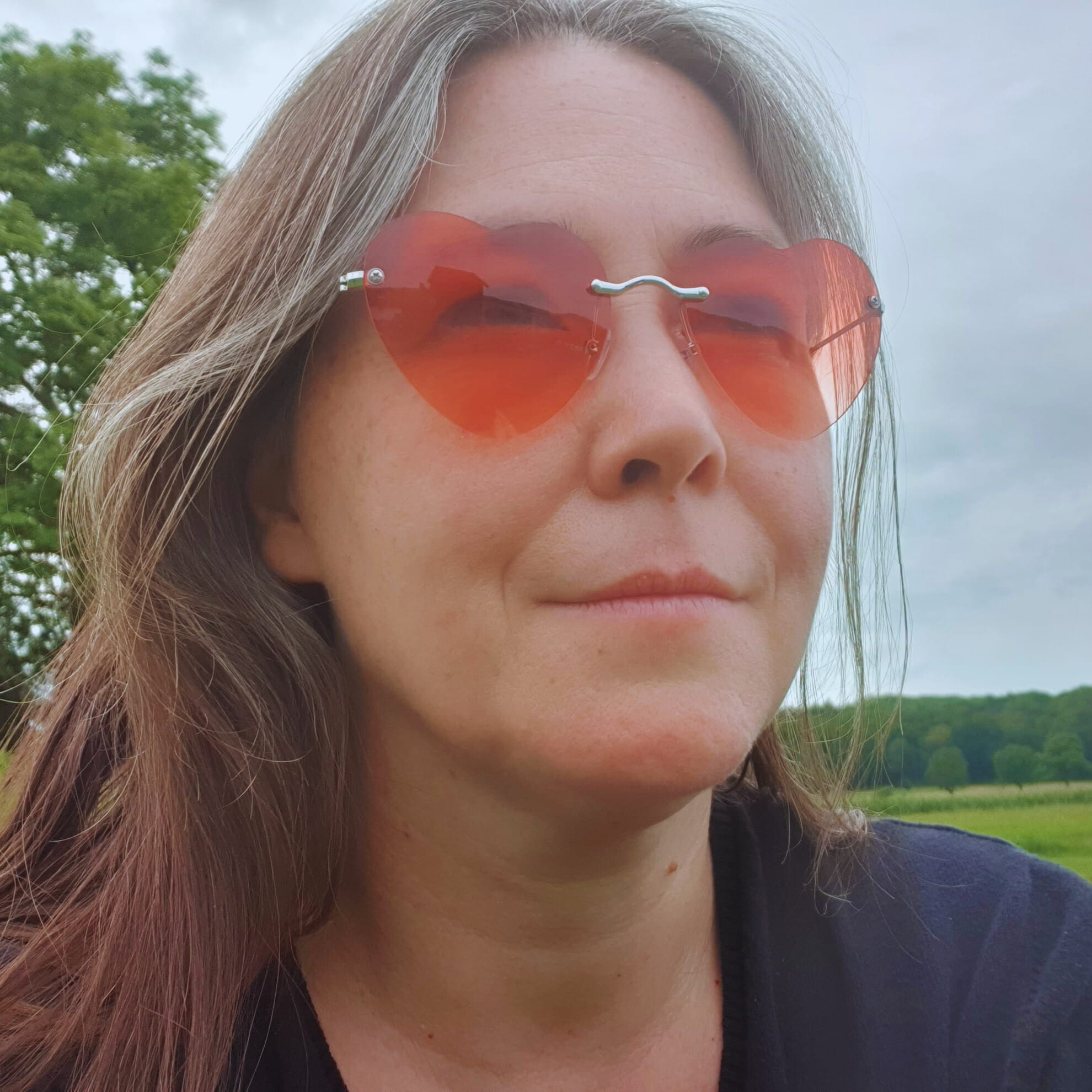 Selfie von Elke Raab mit Blick in die Wolken