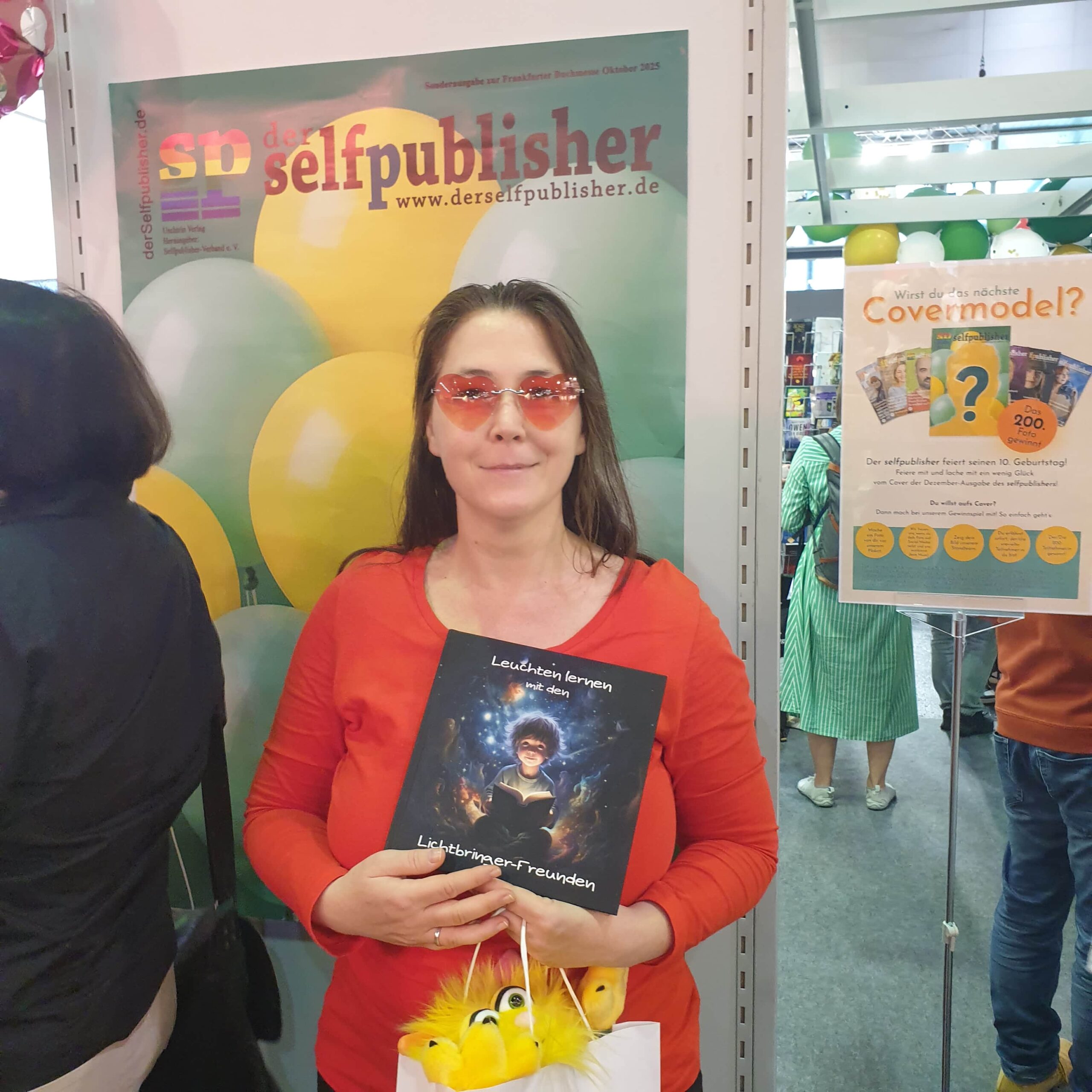 Elke Raab auf der FBM 2025 am Selfpublisher Stand