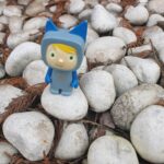 blauer Kreativ-Tonie auf Kieselsteinen blauer Kreativ-Tonie auf Kieselsteinen