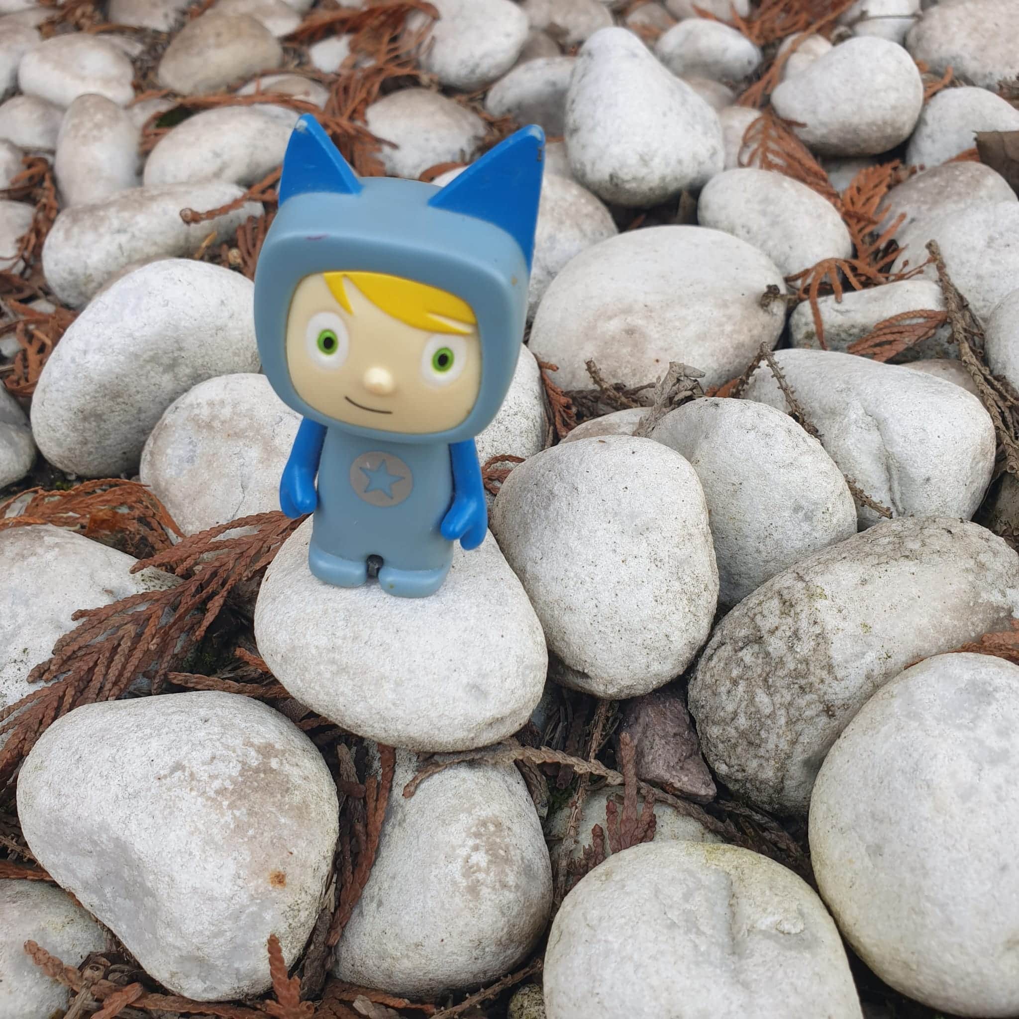 blauer Kreativ-Tonie auf Kieselsteinen blauer Kreativ-Tonie auf Kieselsteinen