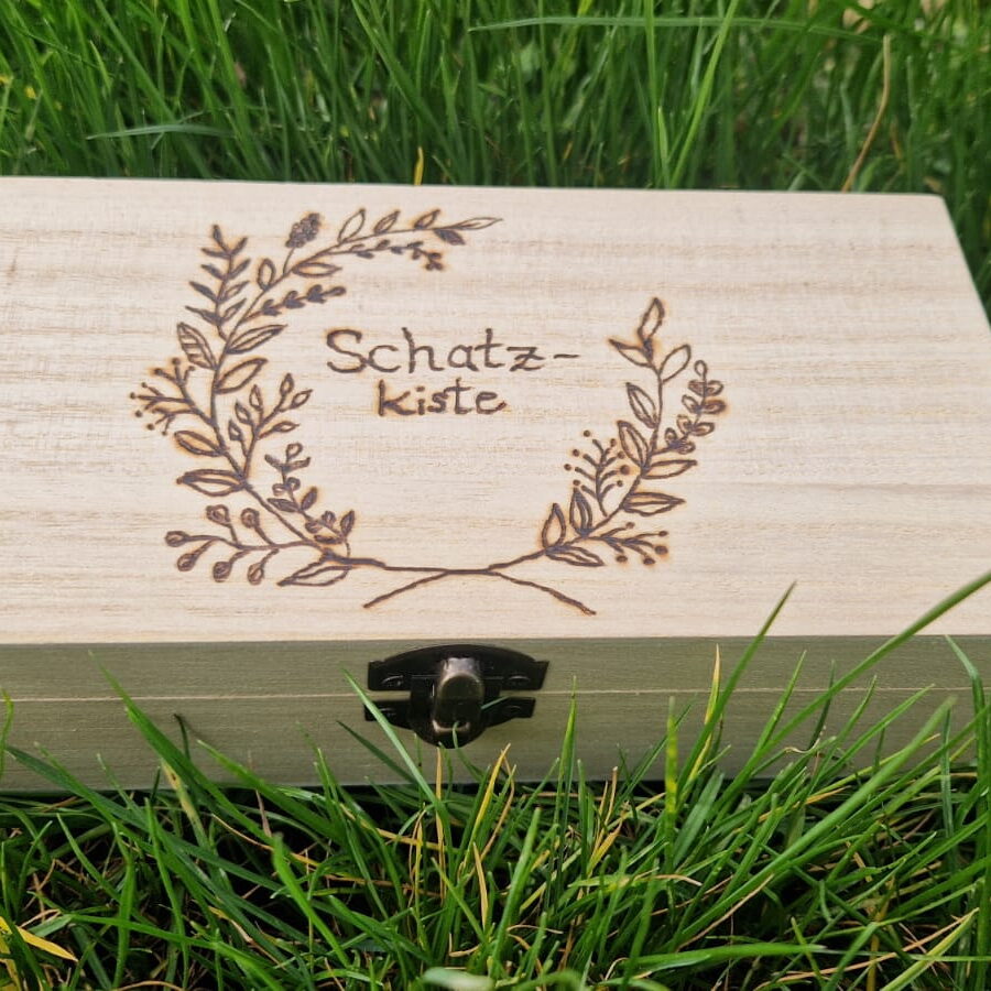 verzierte Holzkiste 3